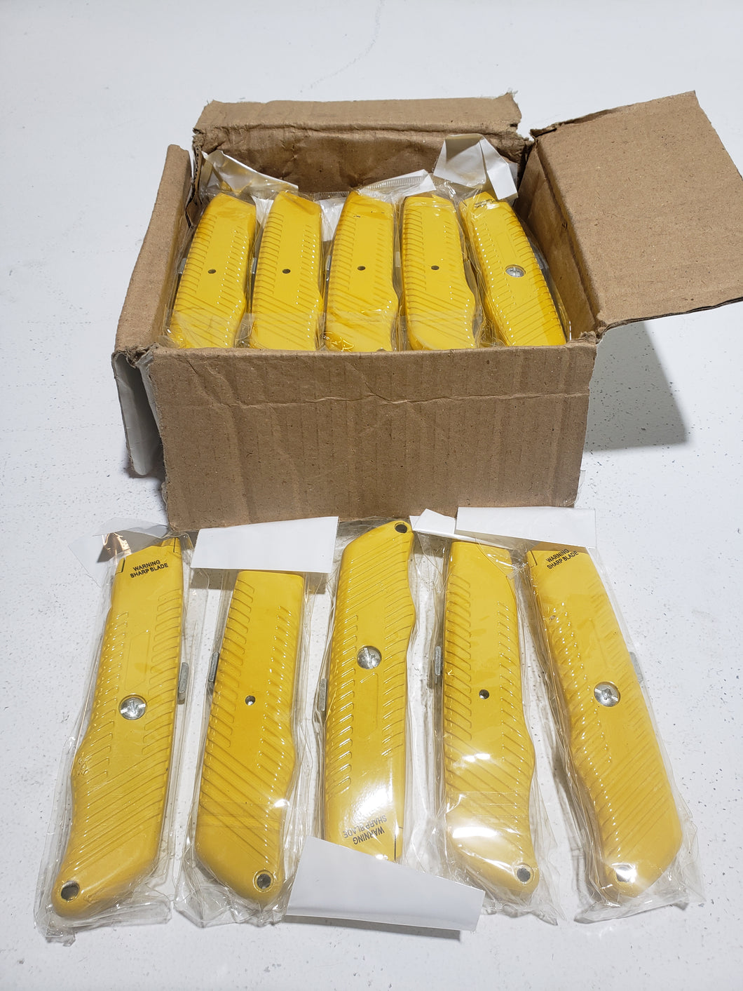 (Box of 20) Heavy Duty Retractable Yellow Utility Knife -  Contractor Grade - 75631 - FreemanLiquidators
