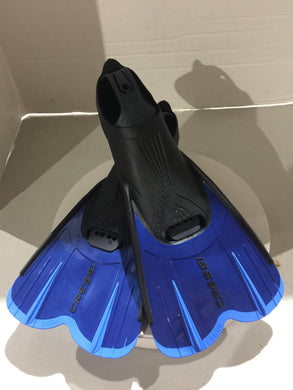 Cressi Adult Short Light Swim Fins with Self-Adjustable Comfortable Full Foot Pocket - Perfect for Traveling - Agua Short: made in Italy - FreemanLiquidators